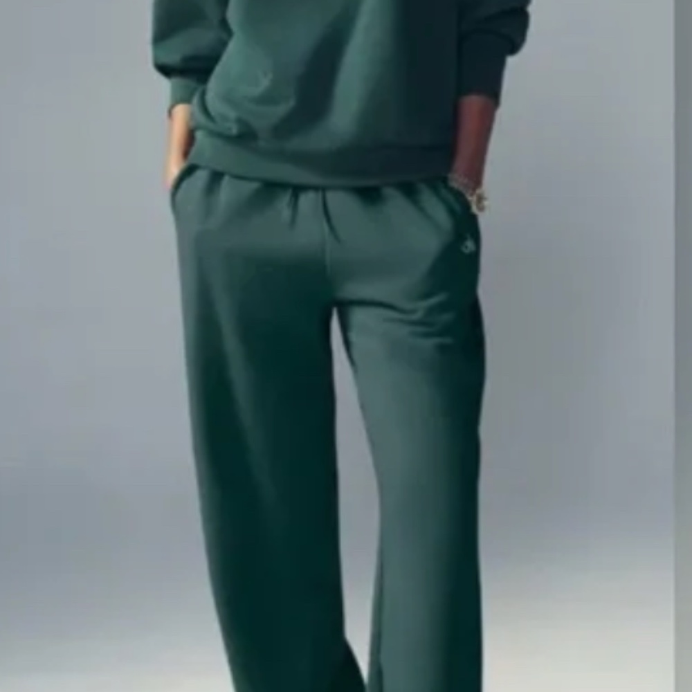 Alo yoga accolade straight leg sweat pants midnight green in size small